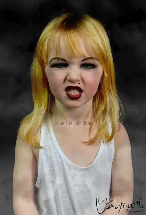 摄影师将小孩扮成僵尸娃娃 鬼魅笑容吓坏人