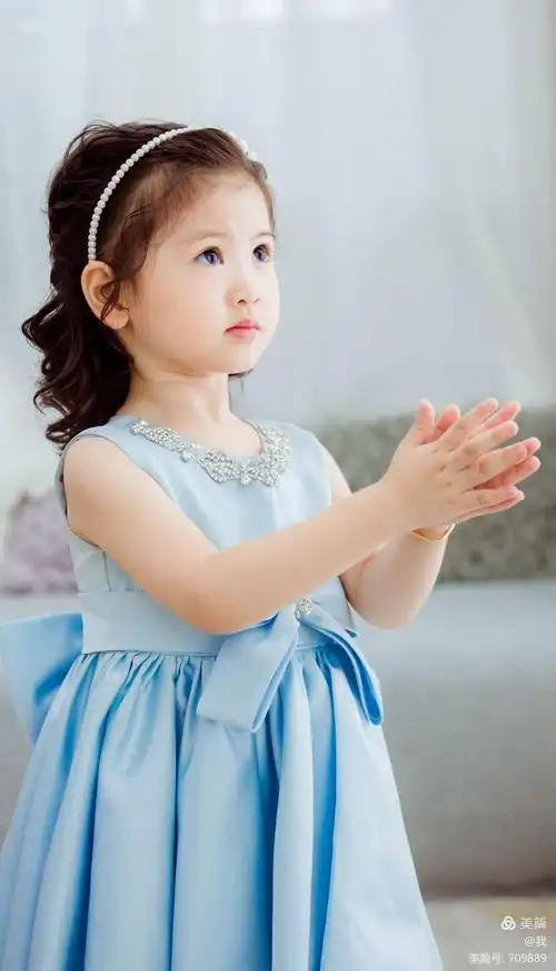 三岁的小女孩玲珑剔透!