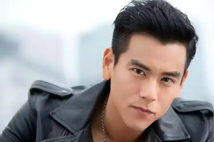 彭于晏出道也已经有二十年之久了,他不仅是一个演员,还是一个歌手.