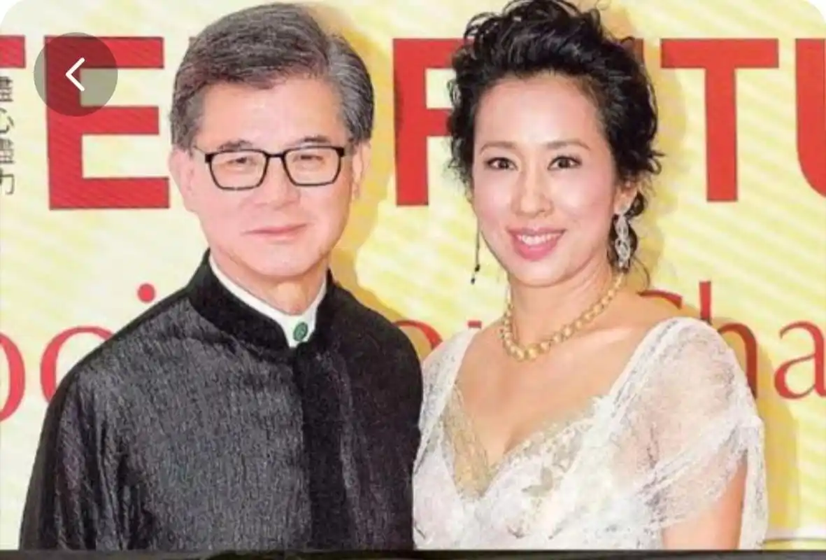 霍家三少的母亲朱玲玲近照 朱玲玲和老公罗康瑞出席某私人聚会.