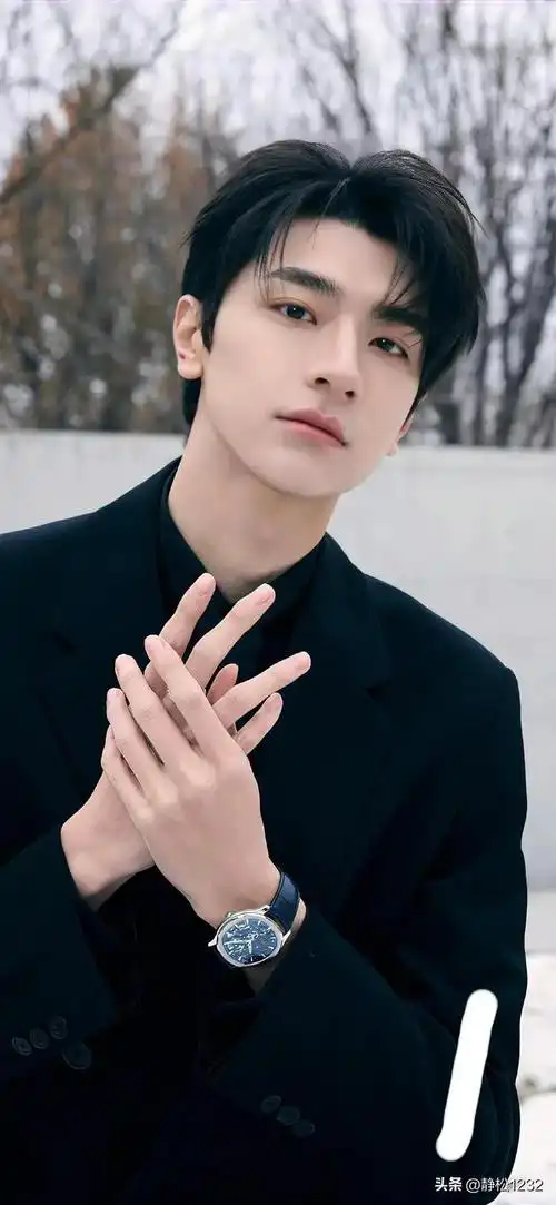 的古装扮相,真的是好似天仙下凡来呀,张凌赫是2023年爆火的小鲜肉,正