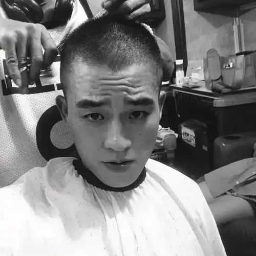 欧豪从很早的时期就一直保持着寸头的造型,很有自己的风格