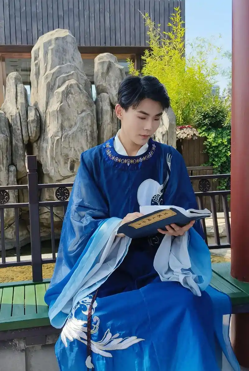 自是少年 韶华倾负.男生穿汉服也可以这么帅 "少年一身微光, - 抖音