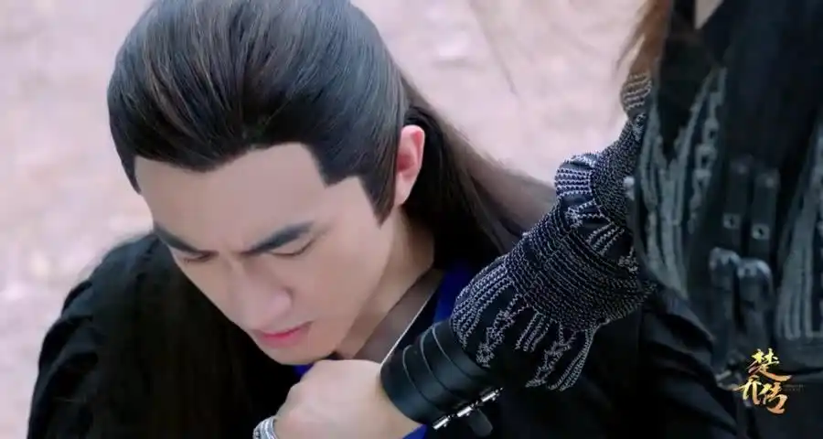 宇文玥以为星儿被杀,正要发怒,不料星儿突然一刀刺过来