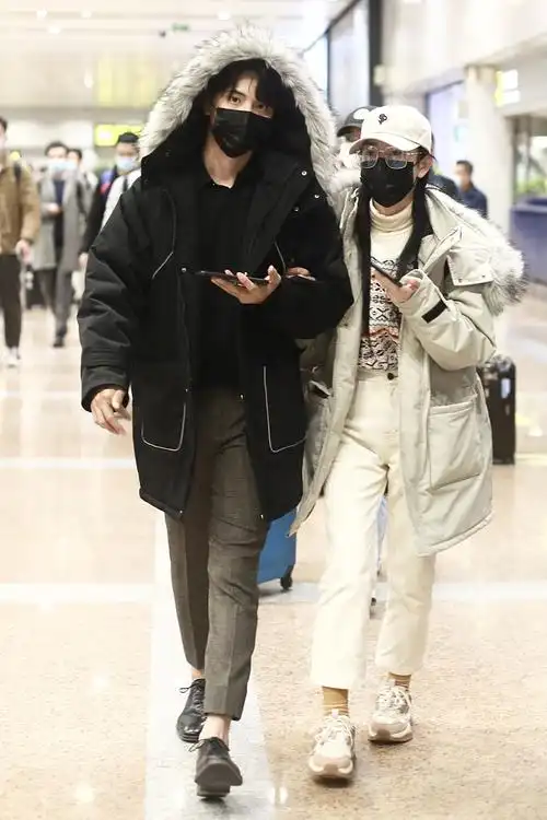 张檬与男友小五合体亮相 十指相扣对镜招手心情好