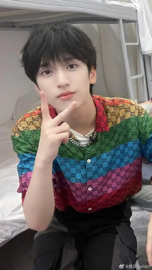 严浩翔开工晒对镜自拍