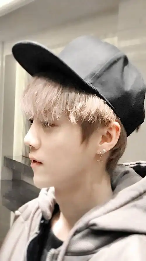 鹿晗戴帽耍酷照又来了,网友:憨憨戴帽子实在太撩