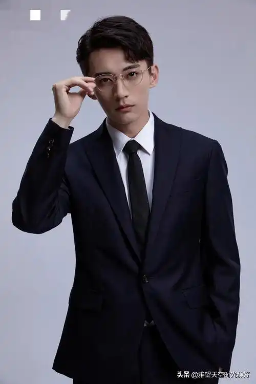 张翰戴眼镜再现"占南弦"扮相,"霸道总裁"一脸禁欲狂吸粉(张翰的的眼睛