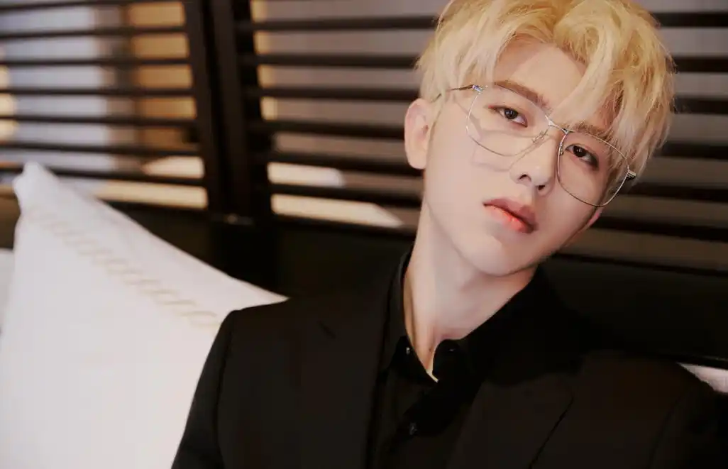 蔡徐坤回应风波后,粉丝放其吸烟照比烂,42家商务代言暂未受影响