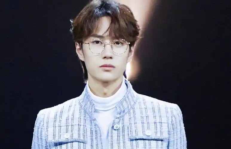 同是提笔忘字,王一博被嘲"九漏鱼",奚梦瑶为何广受好评?