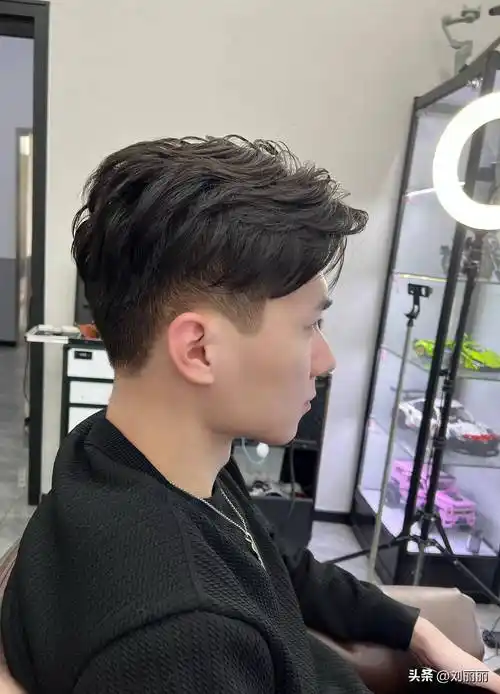 它利用剪发技巧,将前额的头发打造出尖锐,立体的效果,使得整个发型看