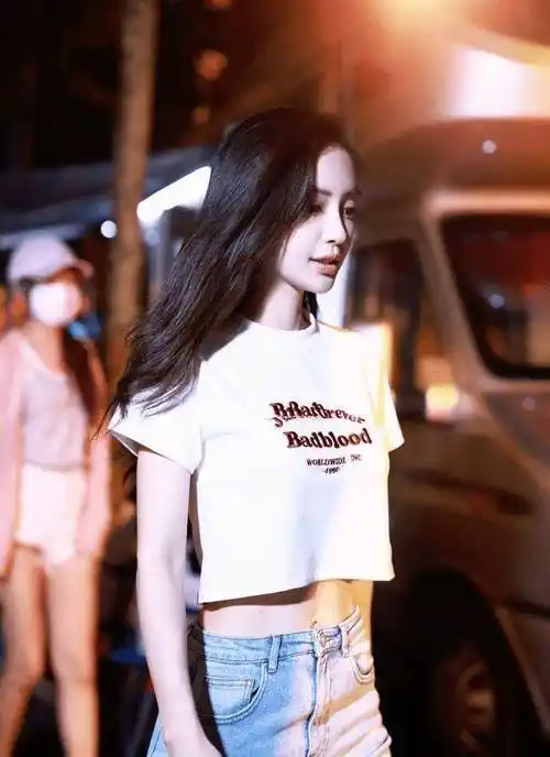 angelababy到底有多瘦,穿小码牛仔裤都撑不满,1尺6腰太抢镜