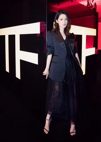李沁出席时尚活动 西装搭配蕾丝裙美翻天