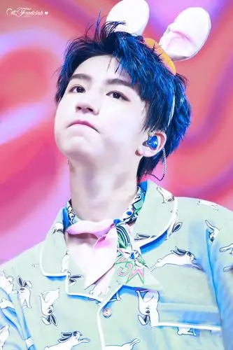 王俊凯# #从开始到未来,只为王俊凯# 浅白的月亮照进午夜的森林 雌破