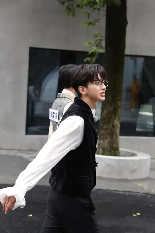 奔跑吧蔡徐坤##奔跑吧10鲜花主题海报