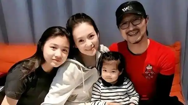 黄磊一家飞机偶遇引热议:明星私下的真实面貌