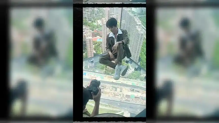 肖战话剧彩排花絮曝光,跪地观摩吃瓜表情太搞笑