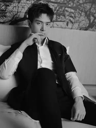 2021年5月3日,李现拍摄的一组写真曝光.