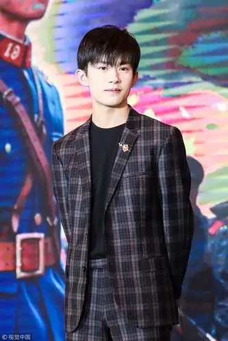 易烊千玺格子西装帅气迷人 齐刘海显呆萌青春气息足