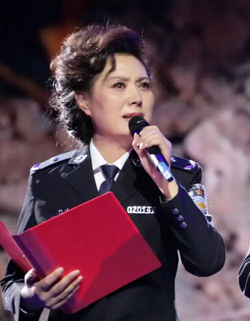 现就职于中国人民解放军空军政治部话剧团,国家一级演员(专业技术三级