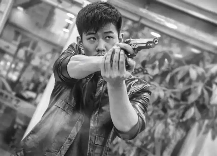 90后男演员颜敬杰被网友称为"高配版的钟汉良" - 明星 - 南方娱乐网