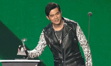 周杰伦获奖奖杯开心gif动图_动态图_表情包下载_soogif