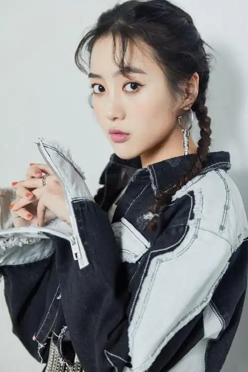 王梓薇酷美活动写真图片 _ 图片网