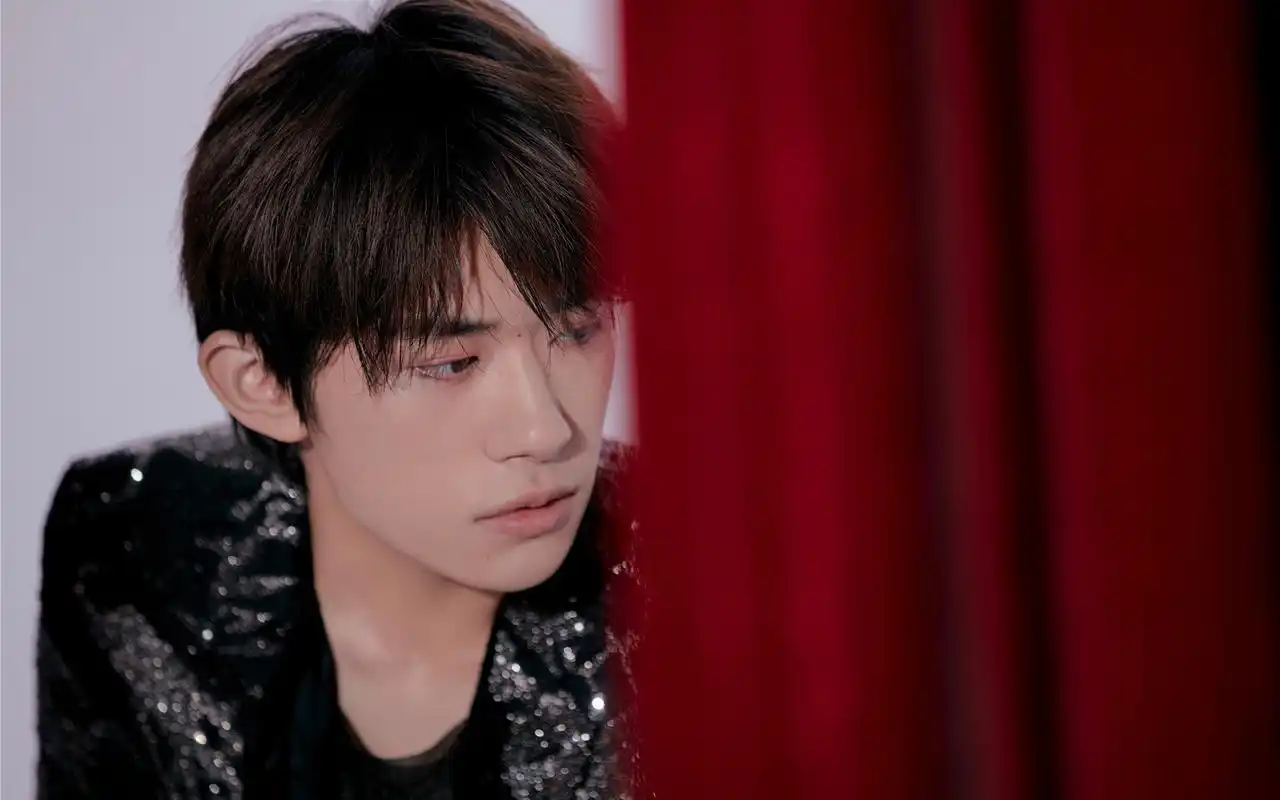 易烊千玺帅气写真图片桌面壁纸