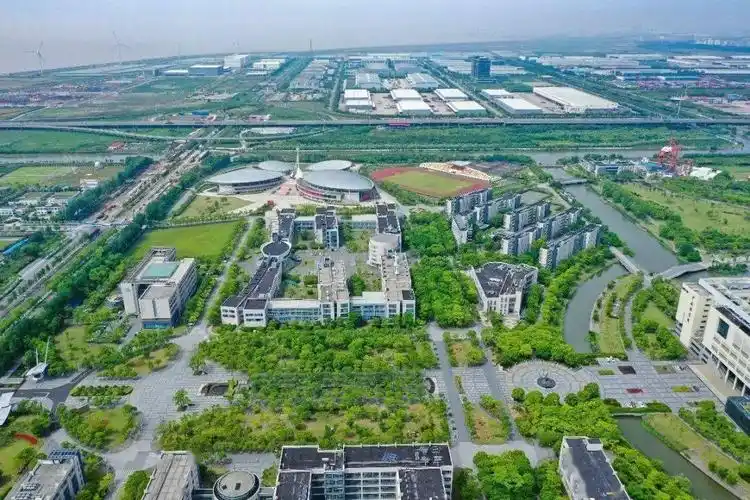 如诗如画航拍镜头下的夏日海大