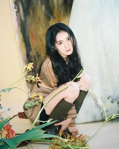 杨幂纯欲风写真,吊带裙尽显优雅气质,楚楚动人!