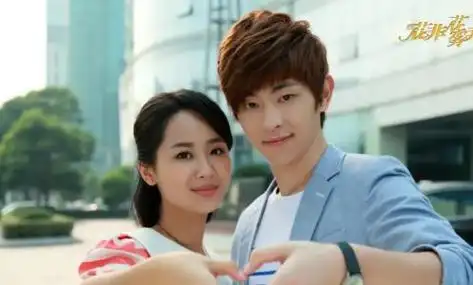 从小就在剧组里混,对于拍戏来说在熟悉不过了,见邓伦这般