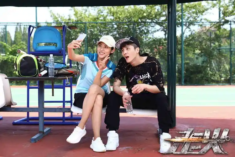 电视剧《走火》"人海穿梭"版海报曝光 谭阳暗中调查孙然身份败露