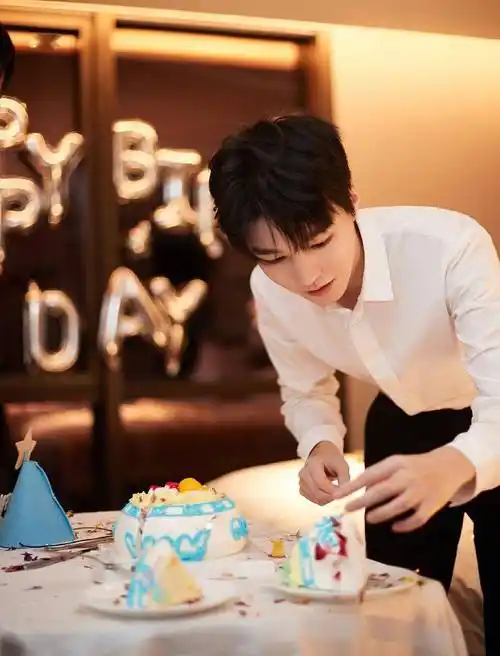 王俊凯生日气球蛋糕围绕场面浪漫 闭眼许愿气质温柔脸庞精致