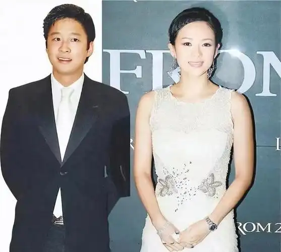 2005年4月,霍启山和章子怡在街上拥吻的镜头被媒体捕捉到,两人恋情