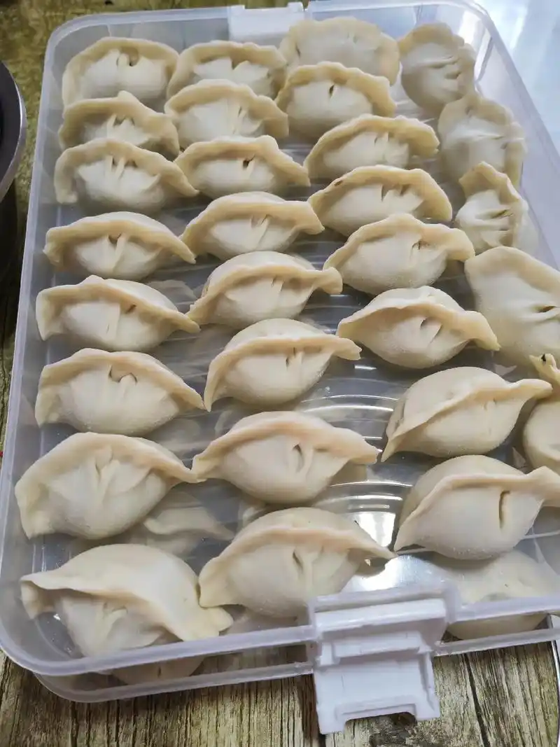 休班在家包点饺子吃,煮好第一锅必须先给我的爸妈吃