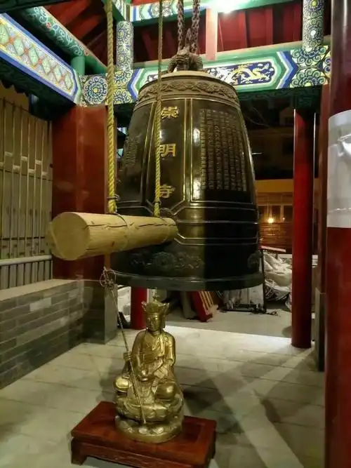 而圆润洪亮,深沉清远的钟声,也被注入了"惊醒世间名利客,唤回苦海迷路