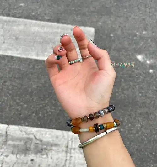 (有时会选择叠戴3-4串手串 一个银镯子还有两颗耳朵头发就不喜欢做