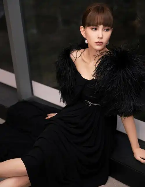 昆凌黑色羽毛裙迷人写真图片[4/7]_明星_美桌网