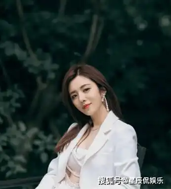 王晓晨的尺度越来越大了,穿白西装配珍珠抹胸,气质撩人又惊艳_身材