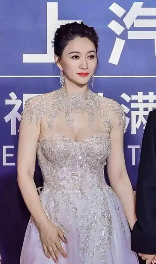 左小青的腿,高叶的唇,李小冉的白,这几位女星自带时尚单品!