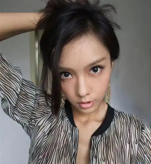 女友无数的王思聪也受过情伤浪子思聪究竟情归何处