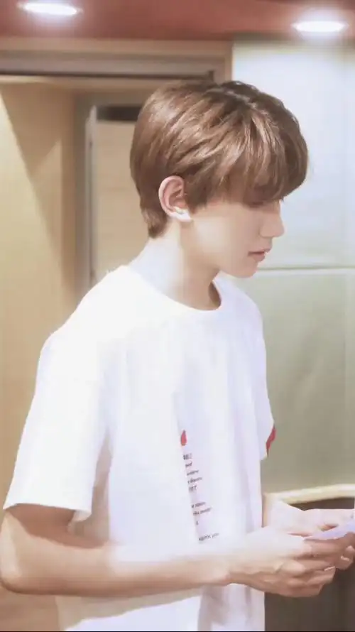 王源白衬衫素颜照