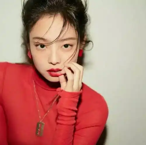 在d社公开的拍摄时间为18年11月25日的照片中,kai和jennie