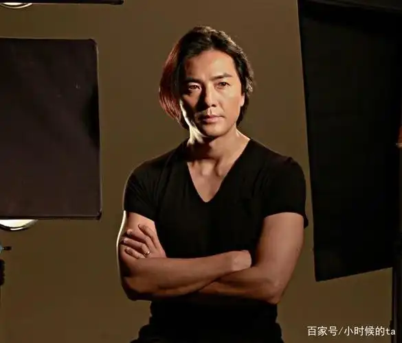 郑伊健为啥从不换发型?看到他的短发照后,网友纷纷表示:我懂!