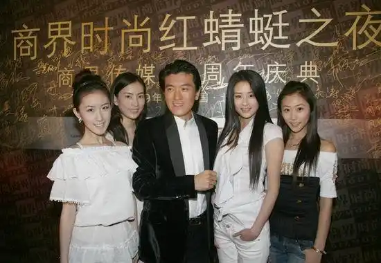 杨子携旗下当红新星颖儿上台领奖杨子发表获奖感言