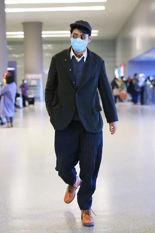 袁弘复古西装配圆眼镜单手插兜身材发福壮如牛