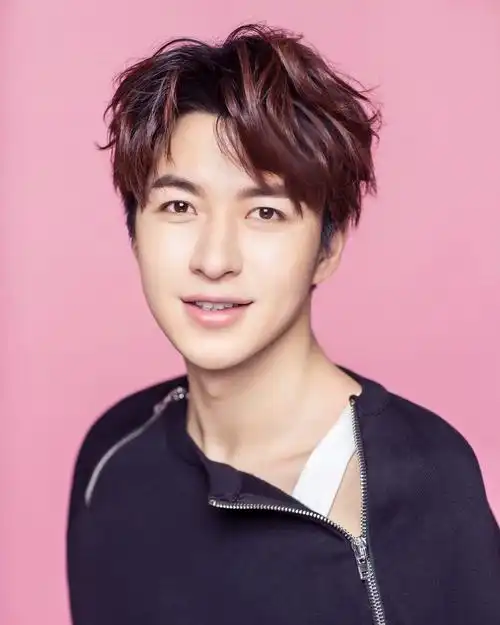 范晓东曝光最新写真演绎帅气花美男