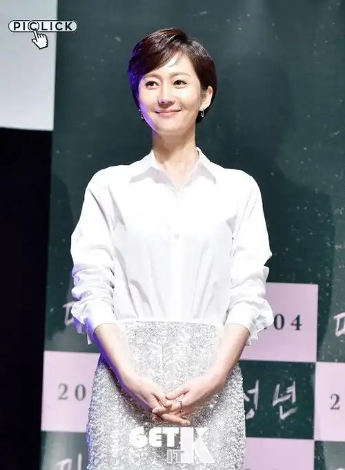 廉晶雅仿佛开了自体荧光灯的明朗微笑