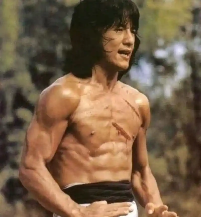 成龙:我腹肌发达,李小龙:我腹肌没怕过,洪金宝,你们聊什么