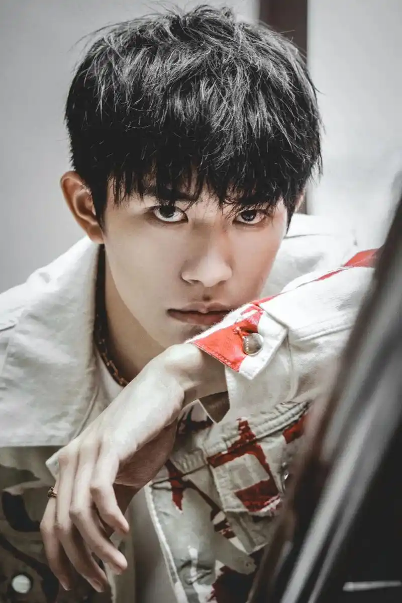 易烊千玺壁纸你的笑容我有点心动像初夏的晚风轻轻抚过湖面